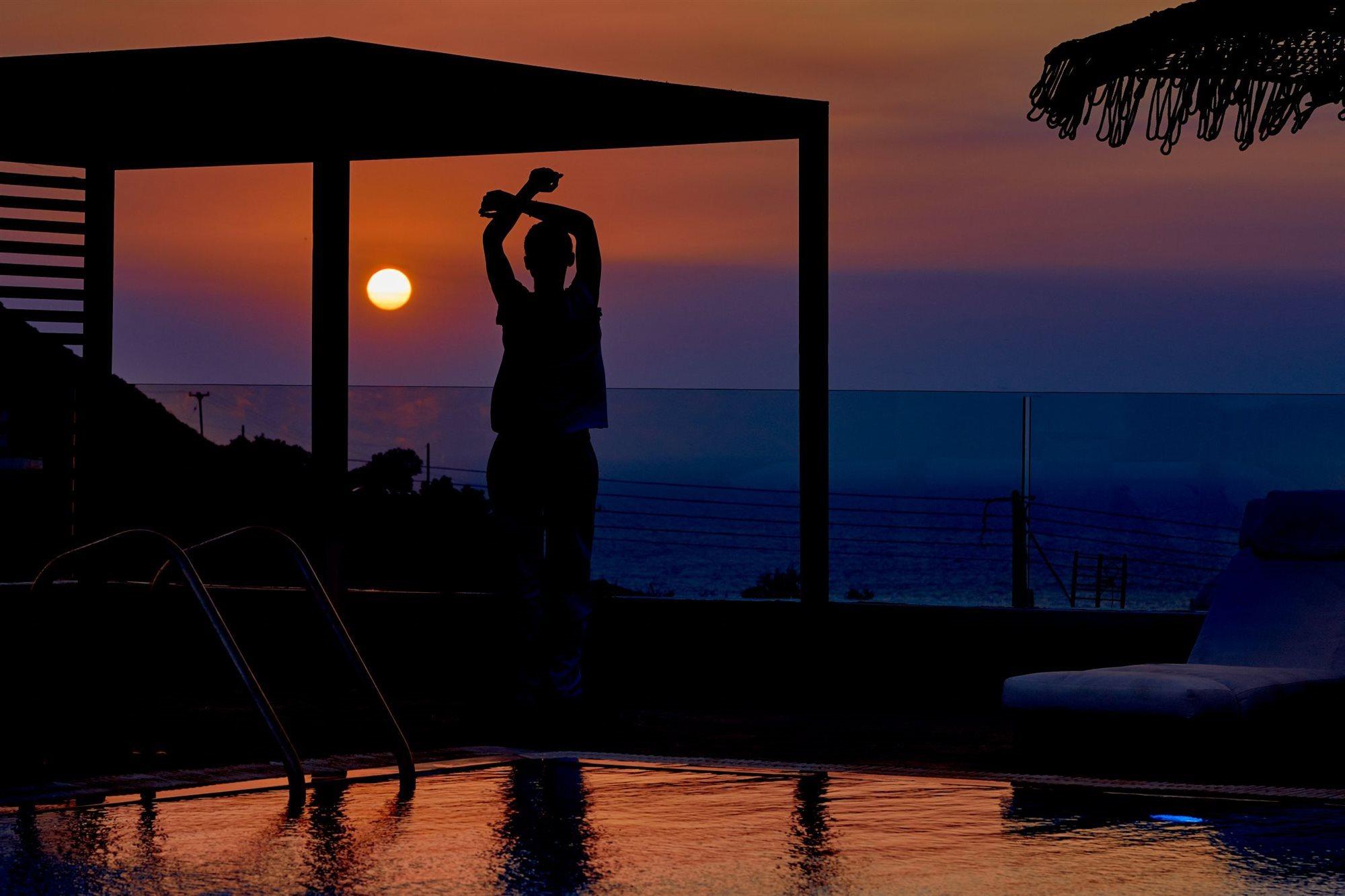 Symmetry Suites Akrotiri  Exterior photo