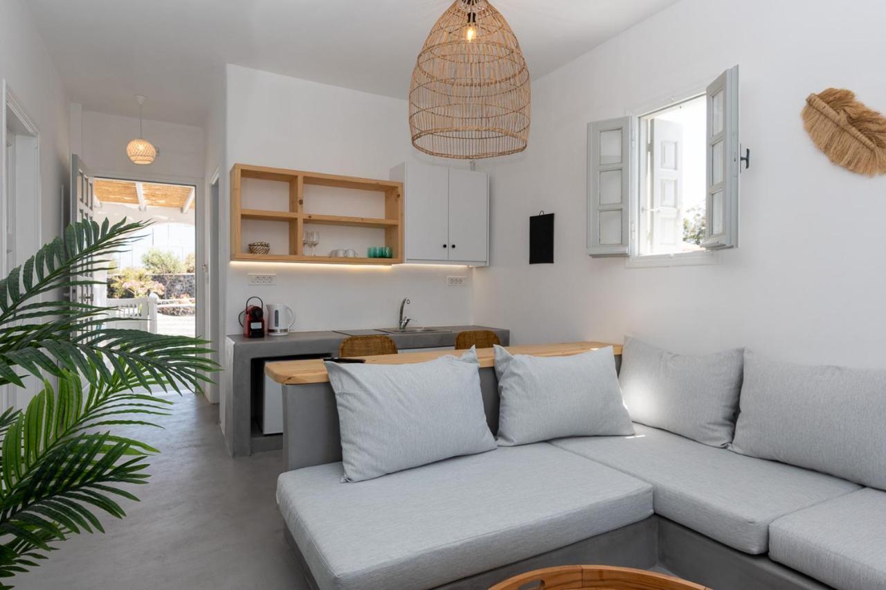 Symmetry Suites Akrotiri  Exterior photo